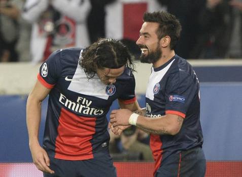 Anche Cavani si complimenta con Lavezzi, suo compagni di squadra a Napoli Afp